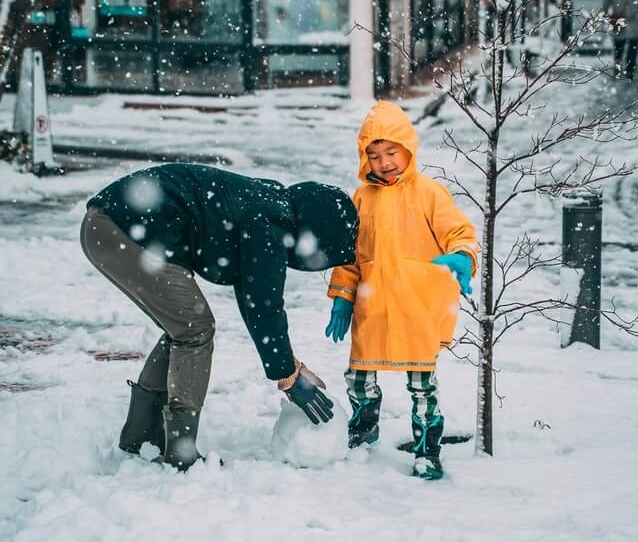 子供と雪遊び